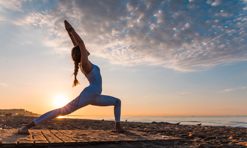 Yoga en la playa y meditacion