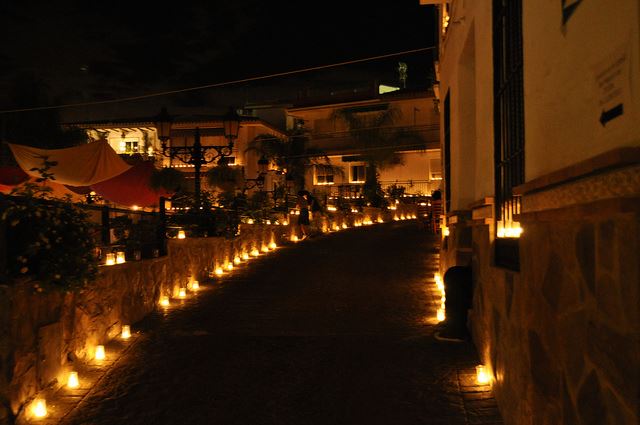Luna Mora en Guaro con 25000 velas